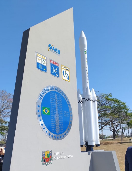 Monumento em homenagem às vítimas do acidente de Alcântara