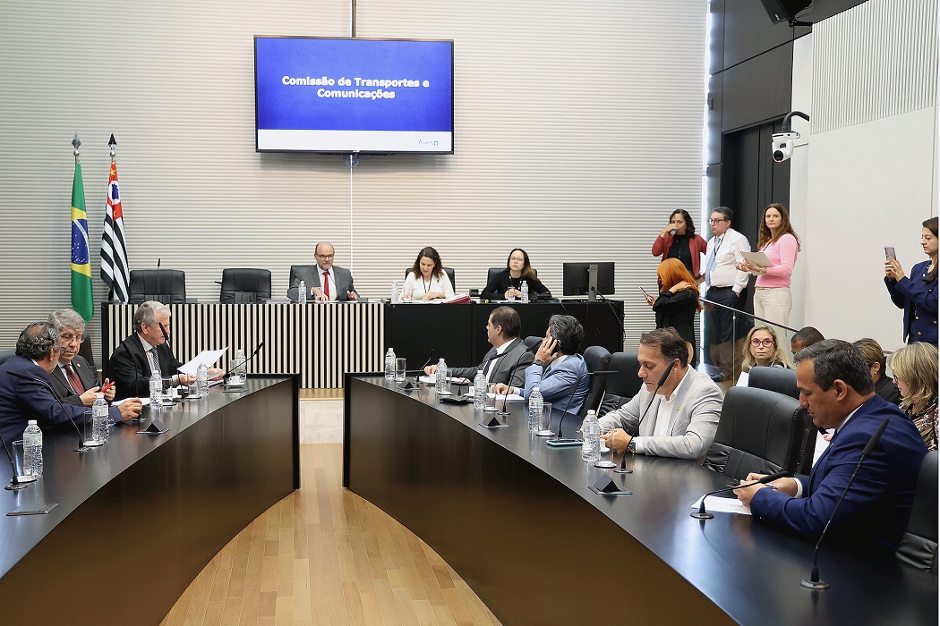 parlamentares da Alesp em comissão que aprovou a feira de carros antigos de Caçapava no calendário oficial de eventos do Estado de SP 