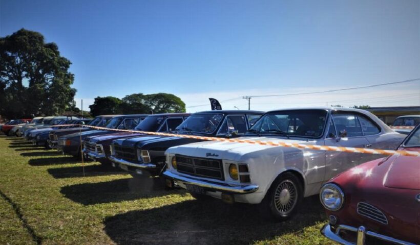 Carros antigos em exposição na cidade de Caçapava