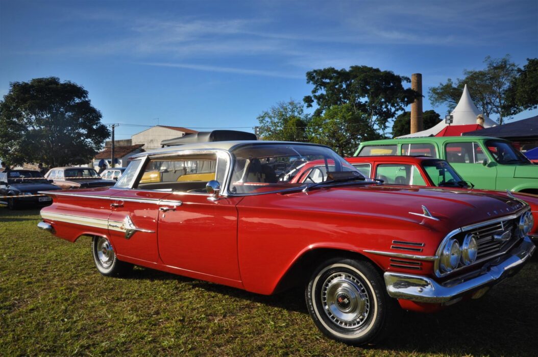 Carro antigo de cor vermelha, em exposição em Caçapava