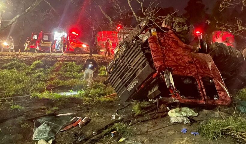 Caminhão acidentado ao capotar na altura de Jacareí, na Via Dutra. Motorista foi retirado das ferragens