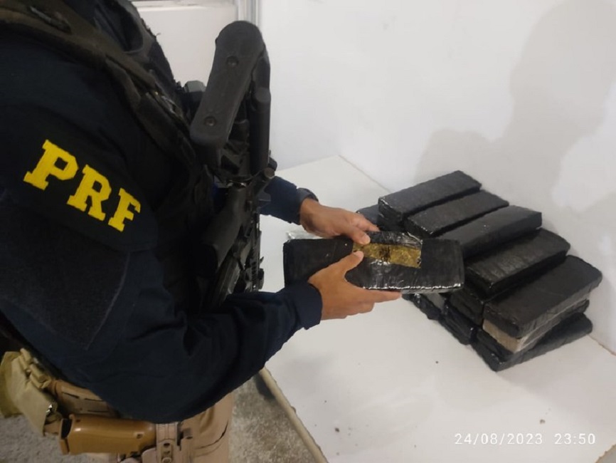 Agente da PRF confere droga apreendida em ônibus de viagem com destino à Vitória abordado na Via Dutra, em Caçapava PRF prende duas mulheres com cerca de 20 quilos de maconha, na Via Dutra, em Caçapava
