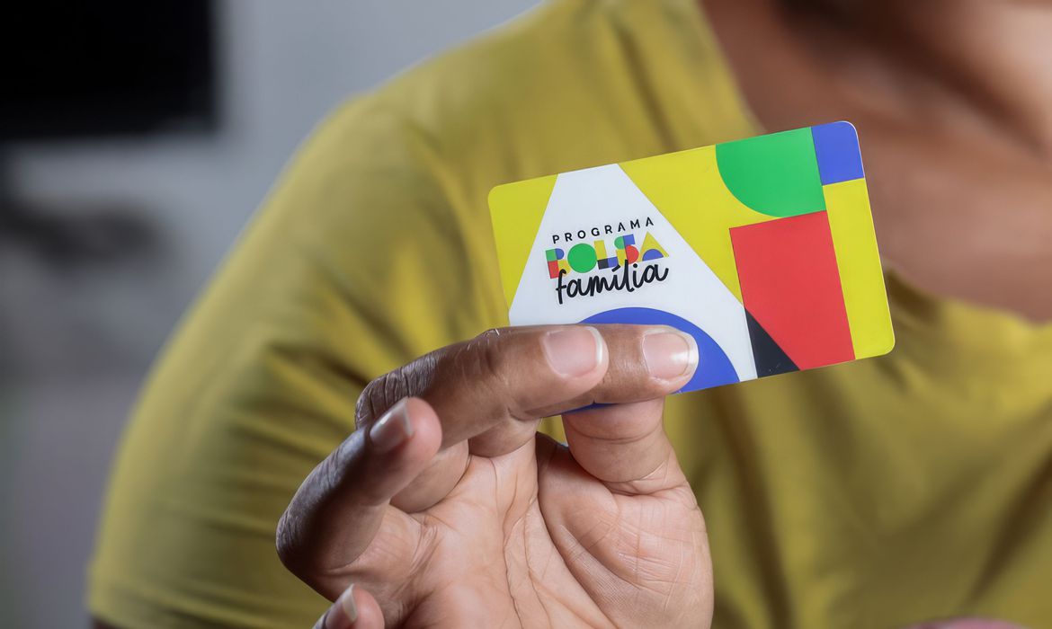 Novo cartão do programa Bolsa Família. Caixa paga nesta terça (19) para nis de final 2