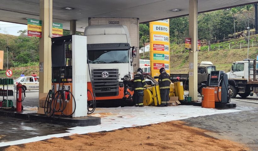 Caminhão perdeu controle na Dutra e atingiu Posto de Abastecimento em Guaratinguetá