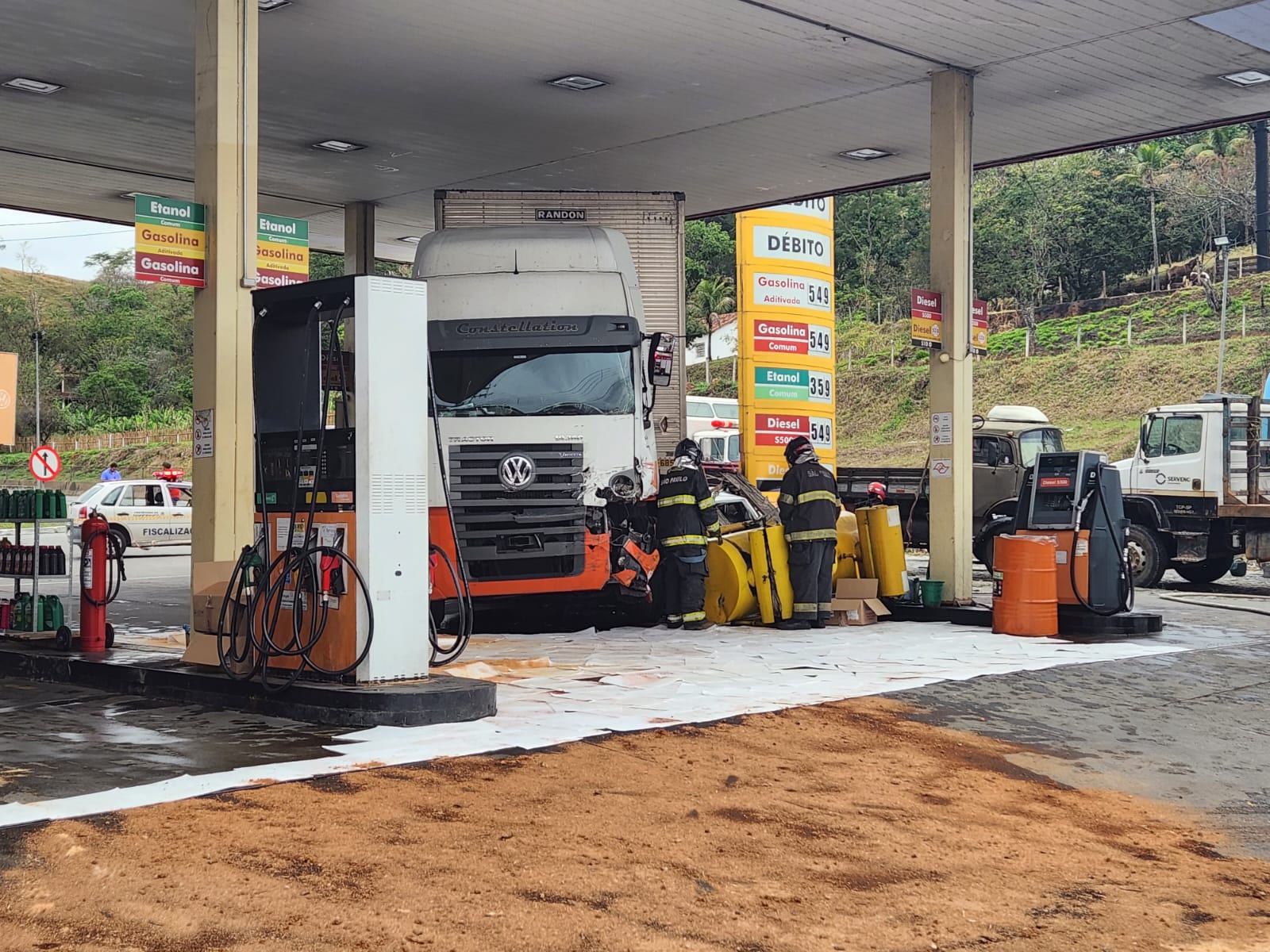 Caminhão perdeu controle na Dutra e atingiu Posto de Abastecimento em Guaratinguetá