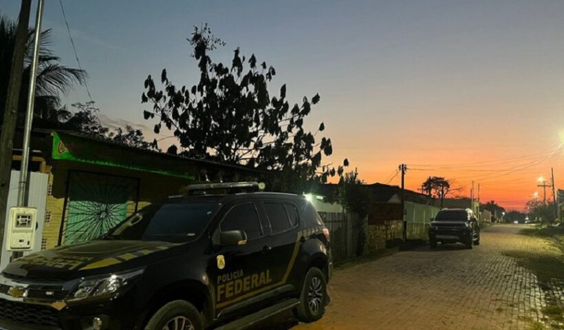 Carros da PF que prenderam suspeito de integrar facção criminosa acreana em Caçapava