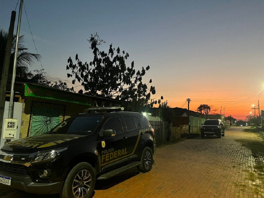 Carros da PF que prenderam suspeito de integrar facção criminosa acreana em Caçapava