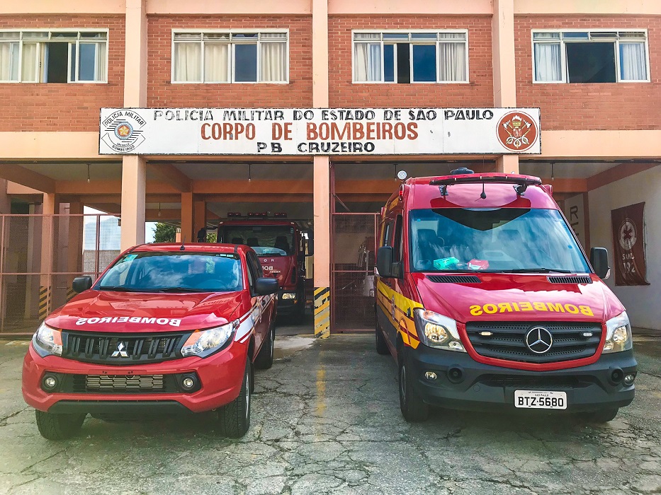 Veículos dos bombeiros, em Cruzeiro (SP). Incêndio destrói apartamento no centro de Cruzeiro (SP)