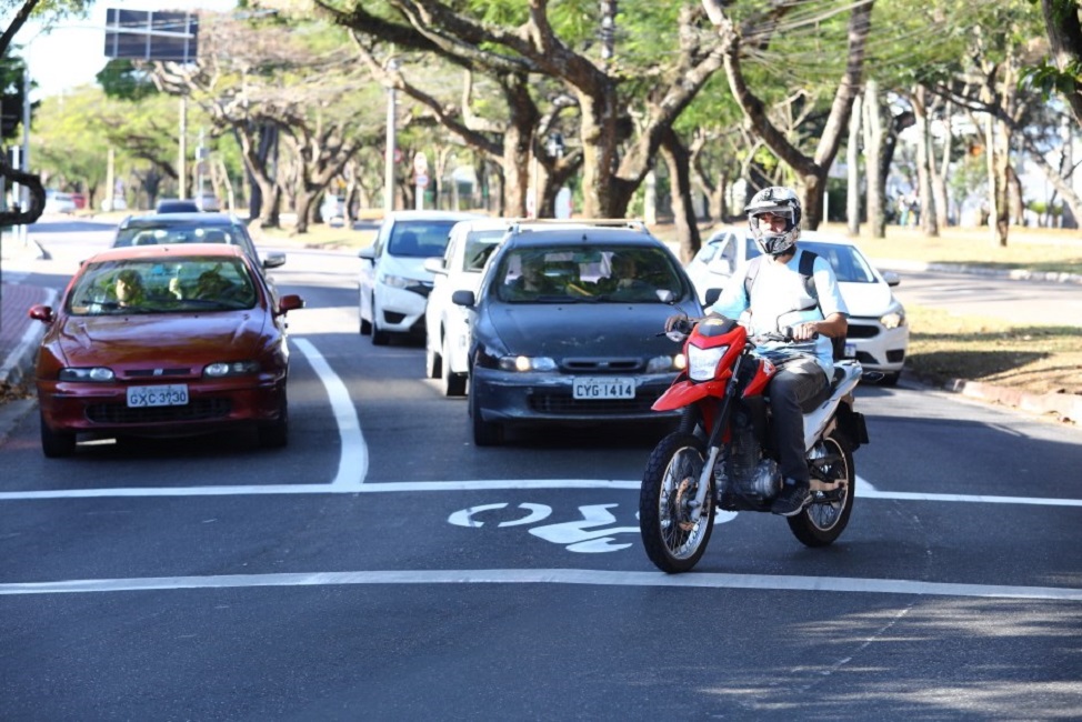 São José implanta faixas de retenção para motos em cruzamentos