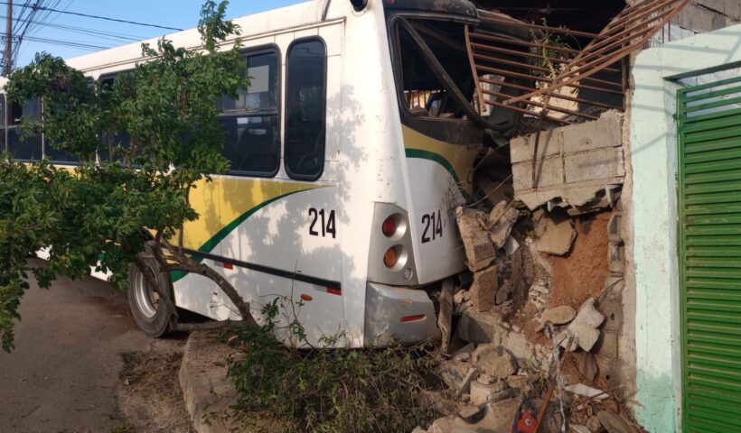 Ônibus que atingiu casa em Caçapava não deixou feridos