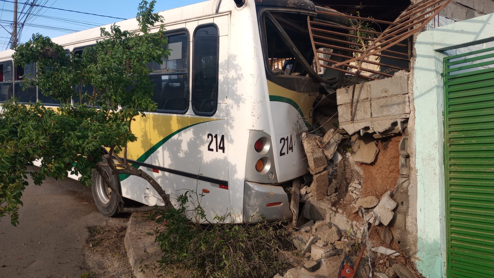 Ônibus que atingiu casa em Caçapava não deixou feridos