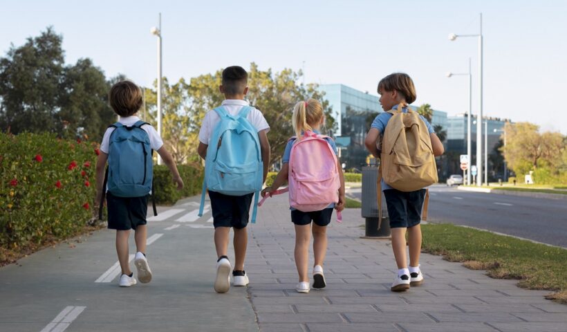 crianças voltando da escola; Governo publica regras para adesão em escola em tempo integral