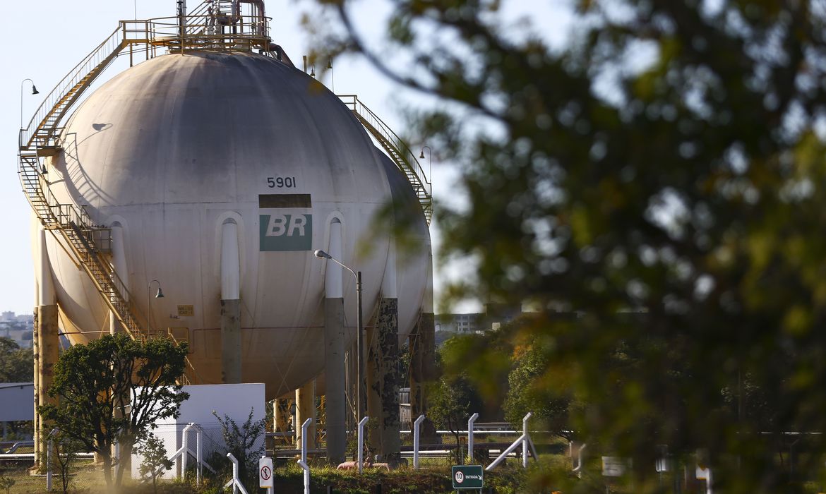 Reservatórios de combustíveis da transpetro, em Brasília. Petrobras reduz preço da gasolina e aumenta o do diesel; mudanças começam a valer a partir de sábado (21/10)