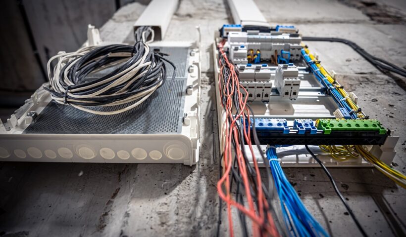 Foto de caixa de energia elétrica. Polícia identifica furto de energia em hotéis de Aparecida; desvios chegam a R$ 100 mil