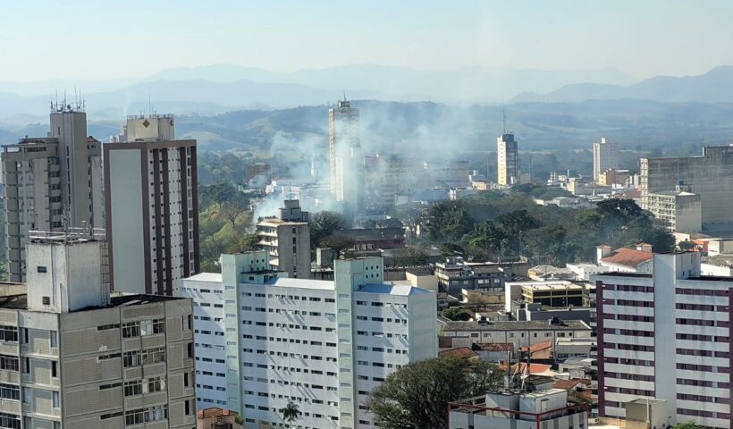 fumaça proveniente de fogo na região do banhado, em SJC