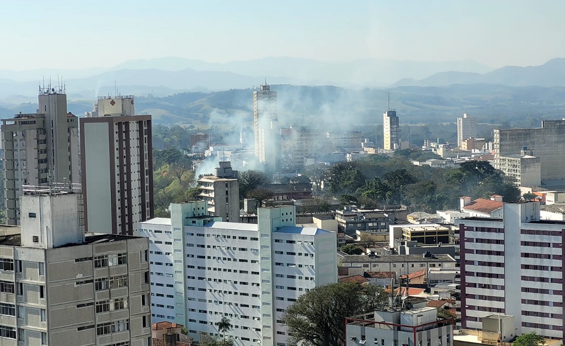 fumaça proveniente de fogo na região do banhado, em SJC