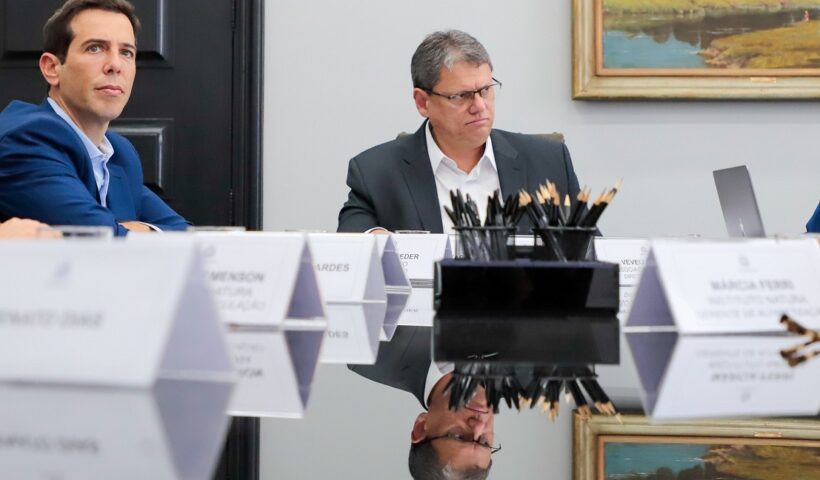 Secretário de educação Renato Feder o Tarcísio de Freitas, governador do estado. Governo de São Paulo recua e diz que voltará a comprar livros didáticos impressos