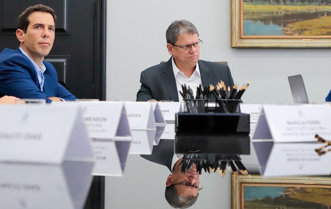Secretário de educação Renato Feder o Tarcísio de Freitas, governador do estado. Governo de São Paulo recua e diz que voltará a comprar livros didáticos impressos