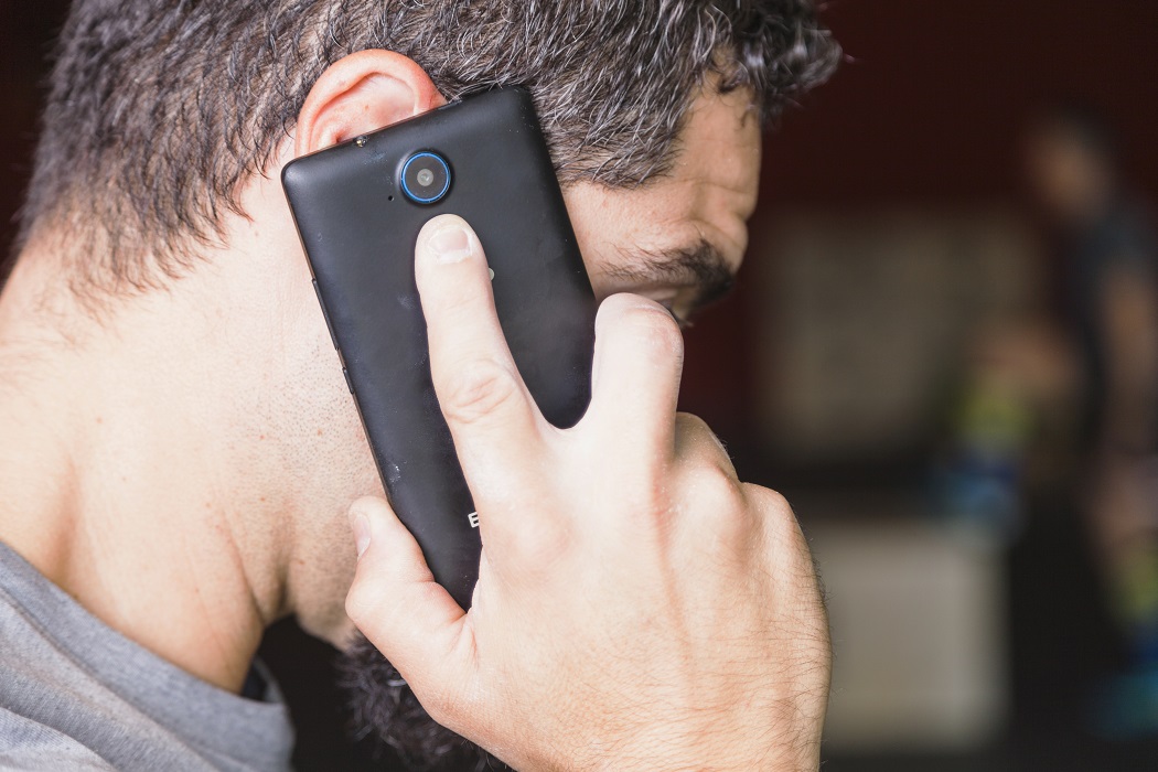 Homem falando ao celular. Golpe: Saiba consultar se o seu CPF está associado a um celular que não seja seu