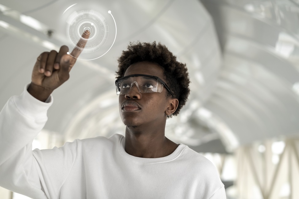 Homem usando óculos inteligentes tocando uma tela holográfica.