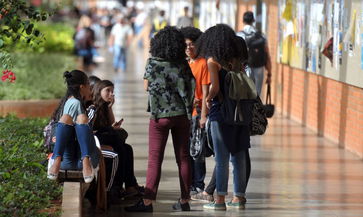 Lei de Cotas garante a reserva de vagas nas universidades e institutos federais para estudantes negros, pardos, indígenas, com deficiência e de baixa renda