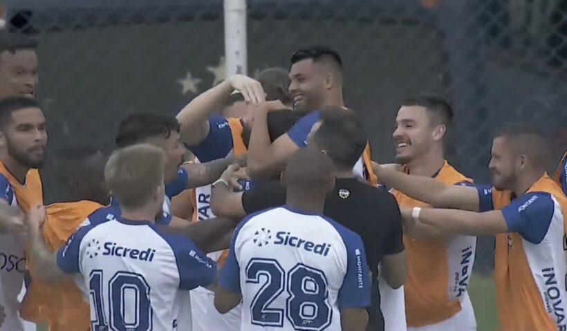 Jogadores do São José EC comemoram vitória sobre o São Caetano no Anacleto Campanela