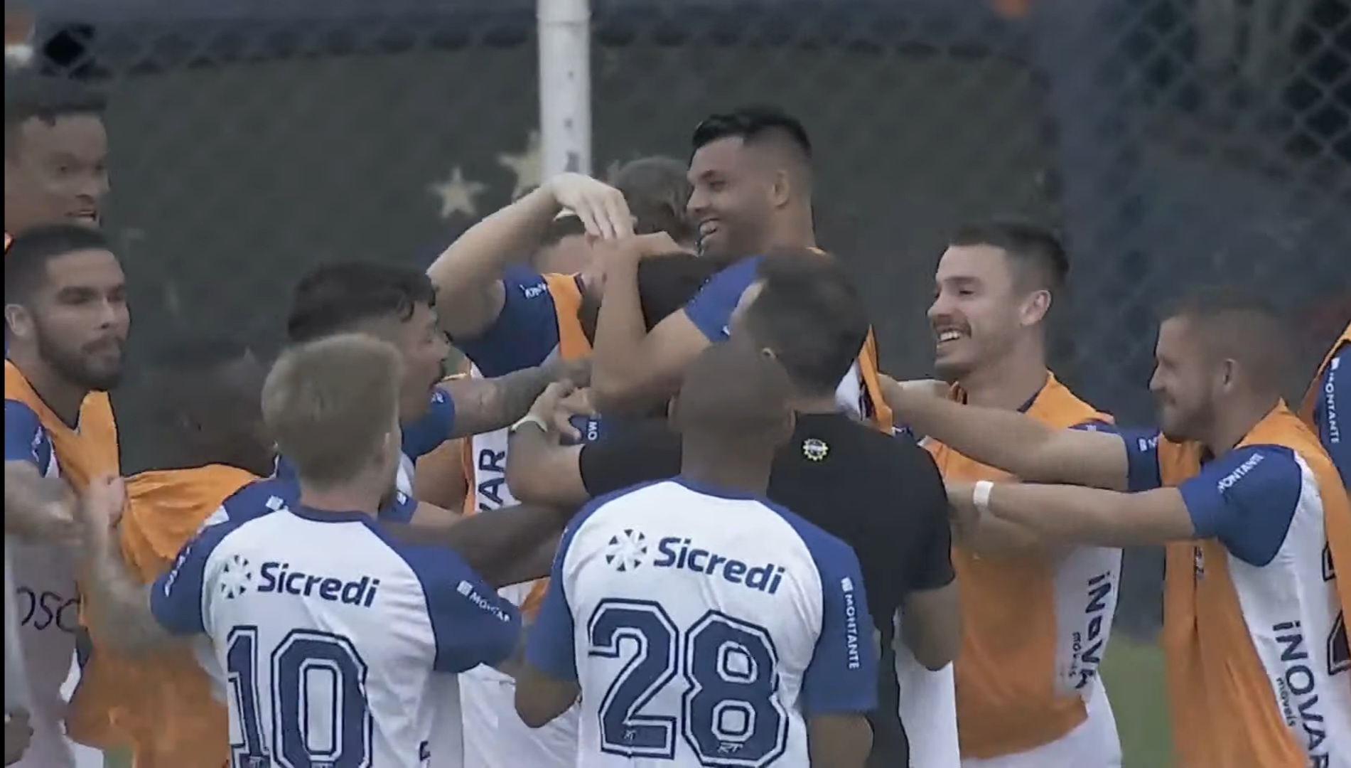 Jogadores do São José EC comemoram vitória sobre o São Caetano no Anacleto Campanela 