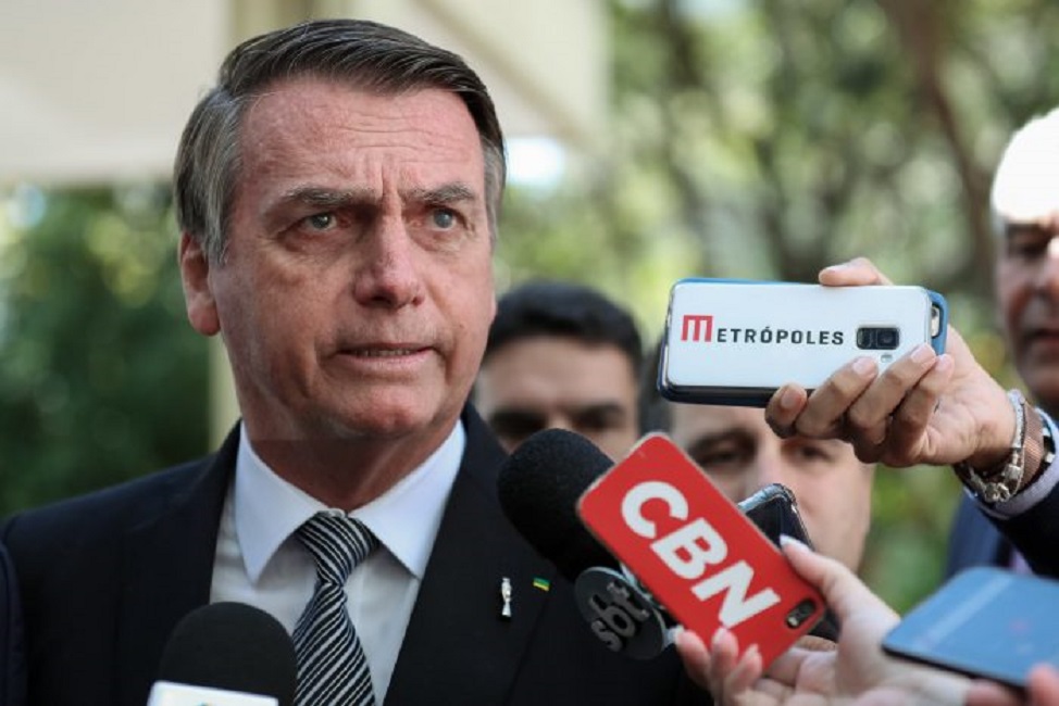 Jair Bolsonaro, então presidente, em entrevista com jornalistas. Polícia Federal investiga Bolsonaro de ter dado ordem ‘Repasse ao máximo, a empresário que compartilhou fake news contra instituições