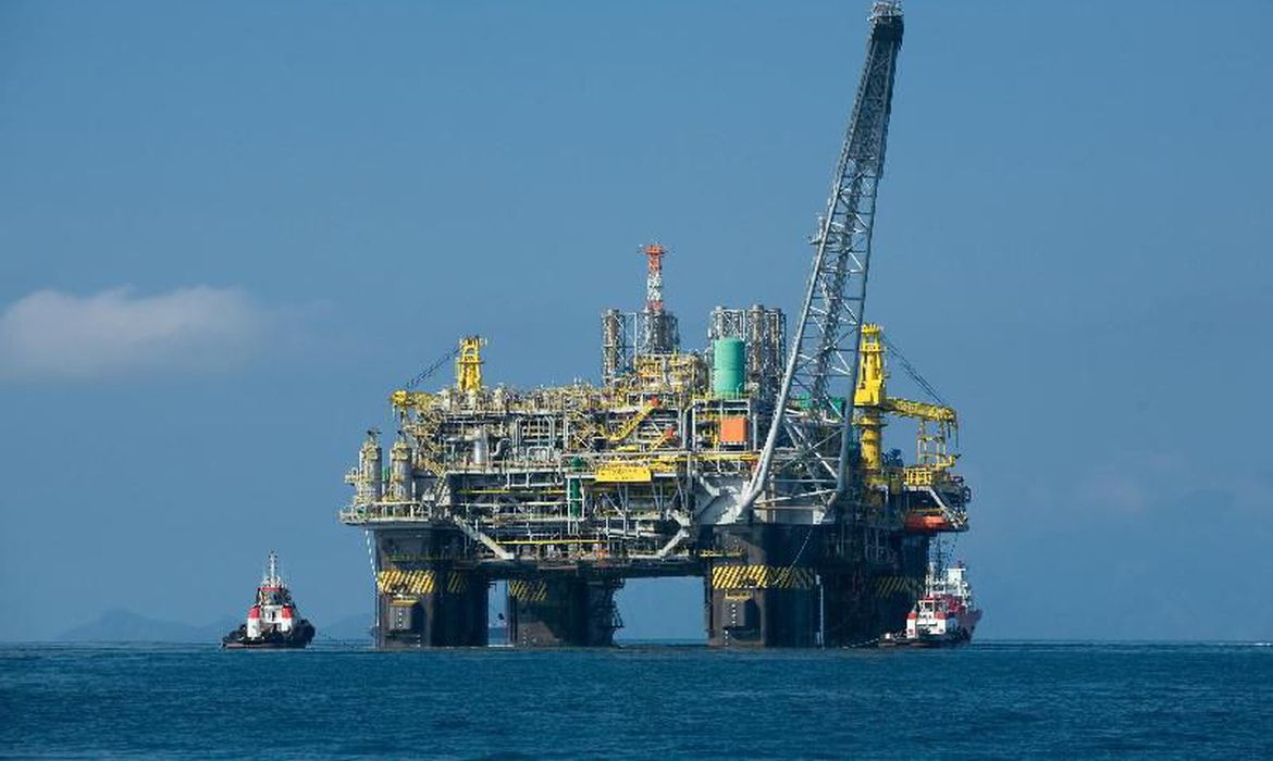 Plataforma responsável pela Produção de petróleo e gás natural 