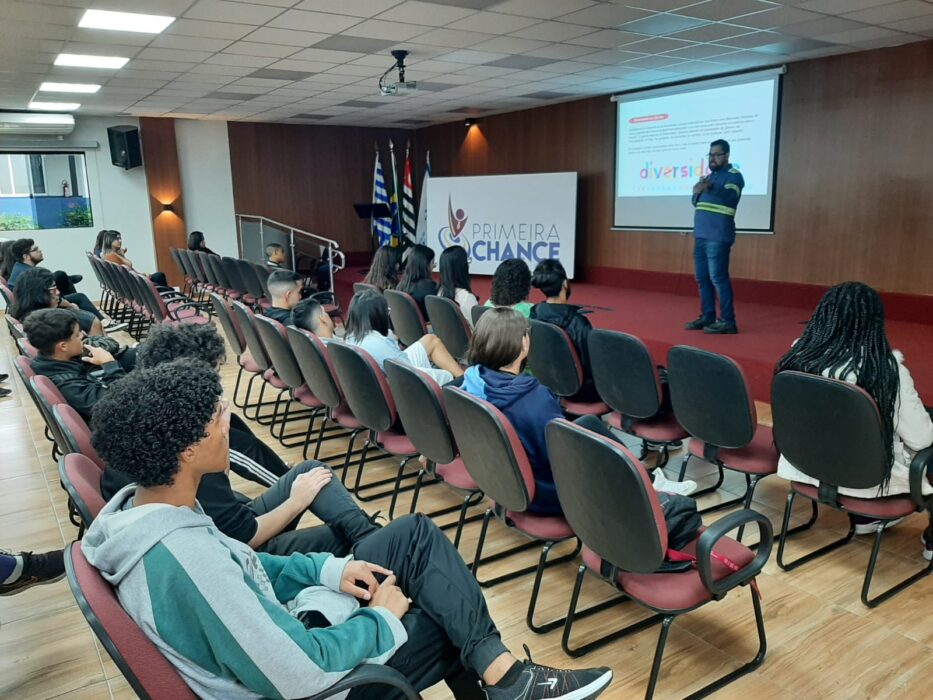 Alunos recebem palestra sobre programa Primeira Chance, da PMSJC