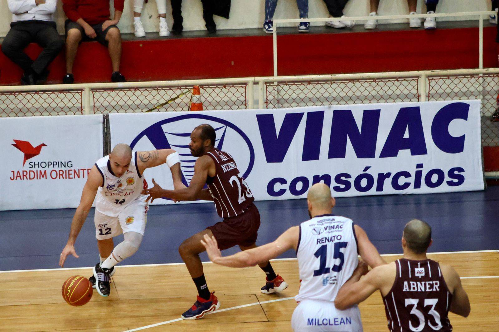 São José Basketball e AZ Araraquara em jogo pelo Campeonato Paulista no Linneu de Moura