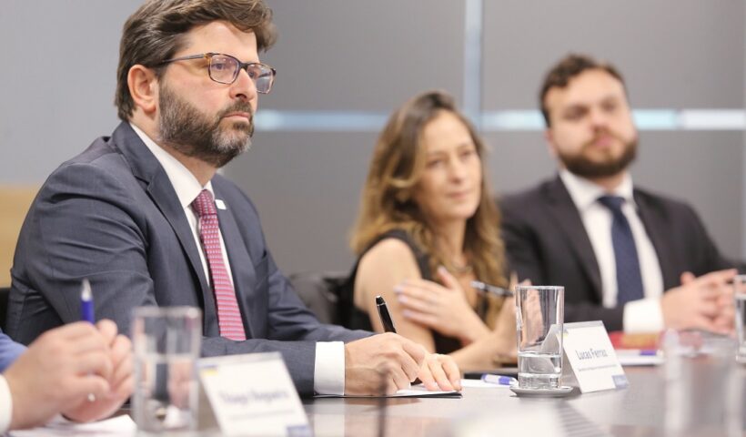 secretário de Estado de Negócios Internacionais, Lucas Ferraz, em reunião com autoridades do município e com a direção do Parque Tecnológico de São José dos Campos (Pqtec)