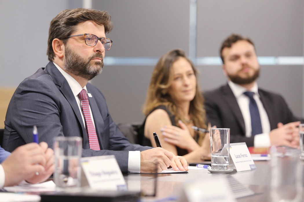 secretário de Estado de Negócios Internacionais, Lucas Ferraz, em reunião com autoridades do município e com a direção do Parque Tecnológico de São José dos Campos (Pqtec)