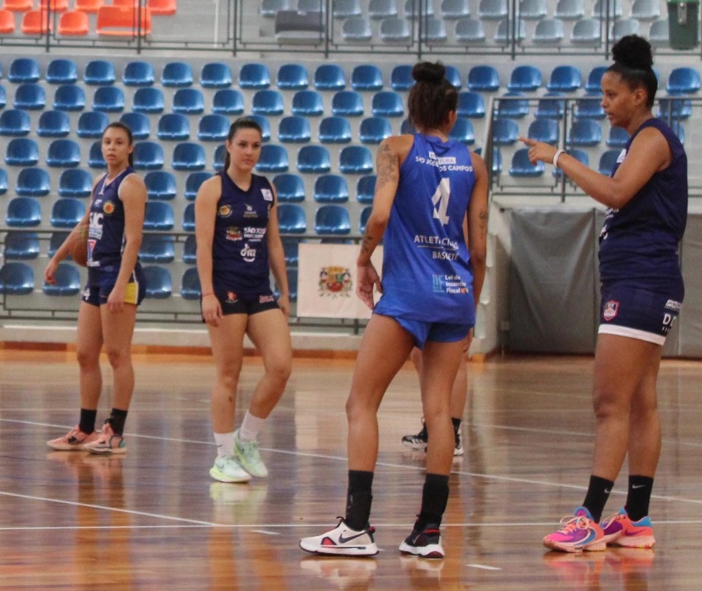 Jogadoras do São José Basketball Feminino em treinamento no Ginásio do Teatrão