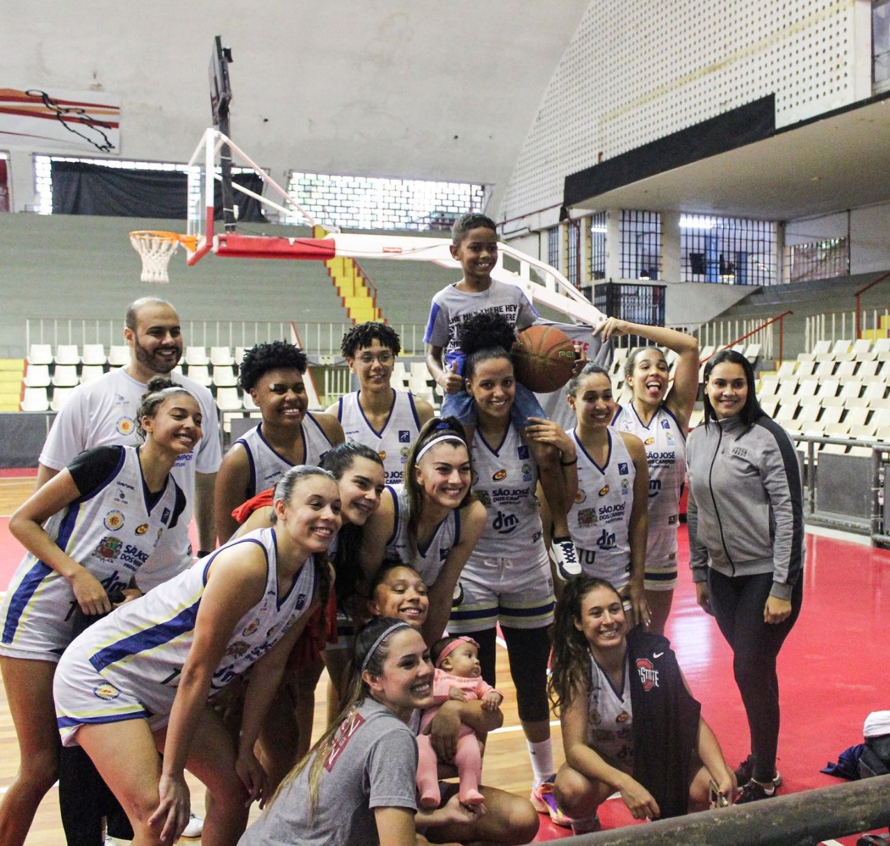 Equipe completa do São José Basketball Feminino em amistoso de pré-temporada
