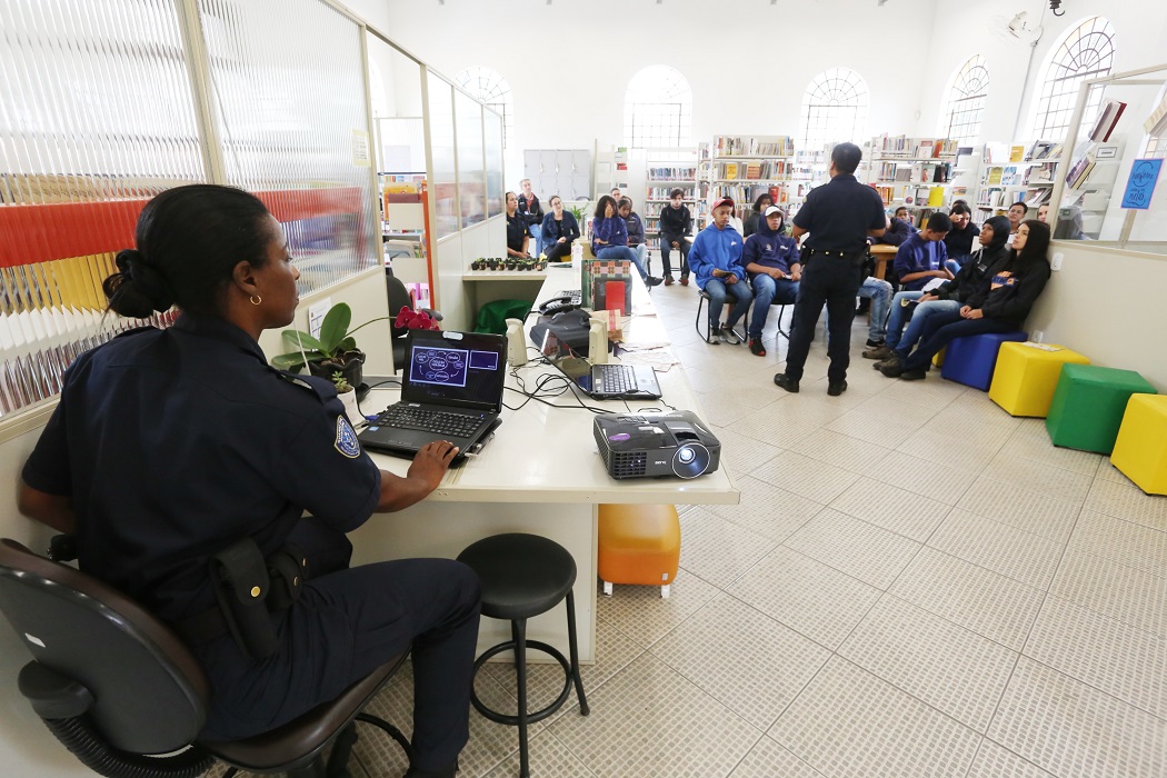 GCMs dão orientação a jovens sobre violência contra a mulher
