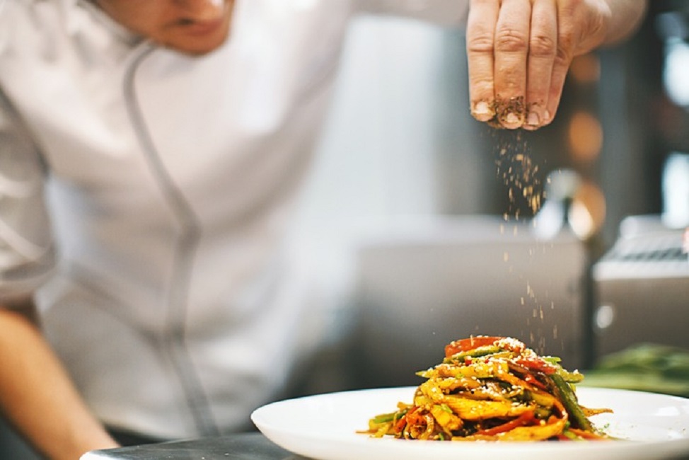 Chef de cozinha preparando prato de macarrão. Sinhores abre 600 oportunidades de cursos gratuitos no vale do paraíba