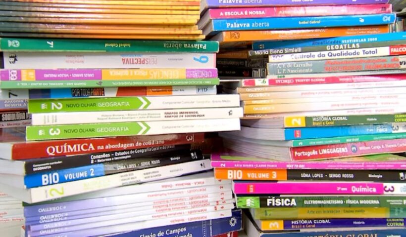 Livros didáticos impressos