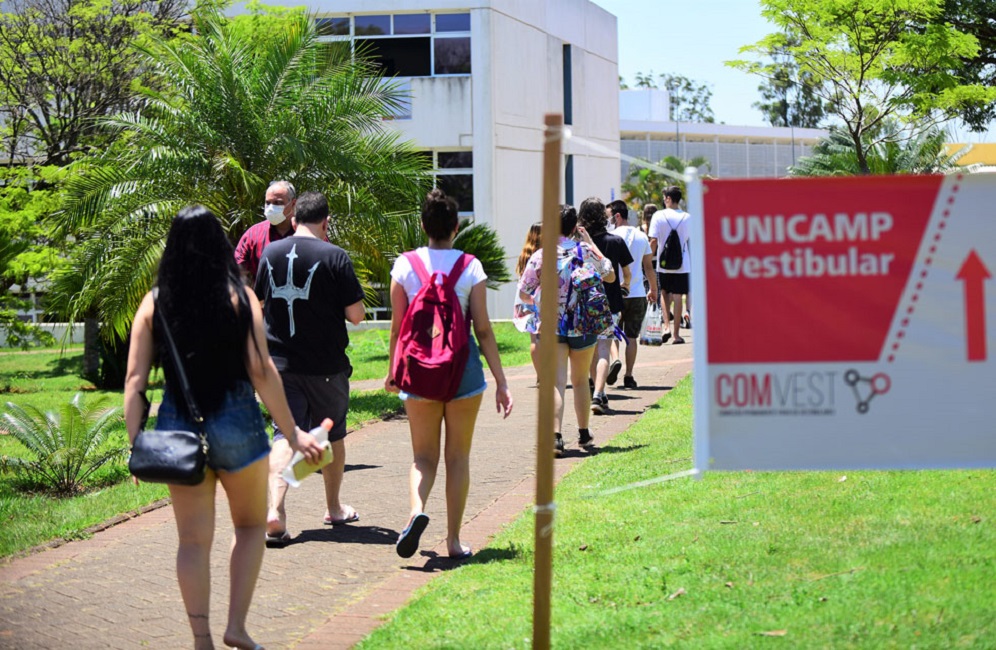 Alunos se dirigindo para prova de ingresso na Unicamp. Universidade abriu inscrições para o vestibular 2024