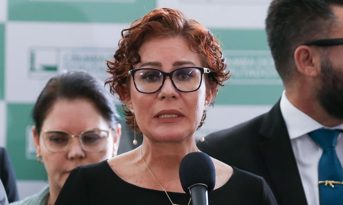 Deputada Carla Zambelli durente coletiva no salão verde da Câmara dos Deputados. STF torna ré deputada Carla Zambelli