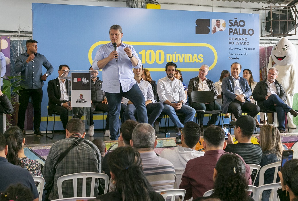 Tarcísio de Freitas e demais políticos em evento em escola pública. Governo de SP lança campanha de multivacinação para crianças e jovens de até 15 anos
