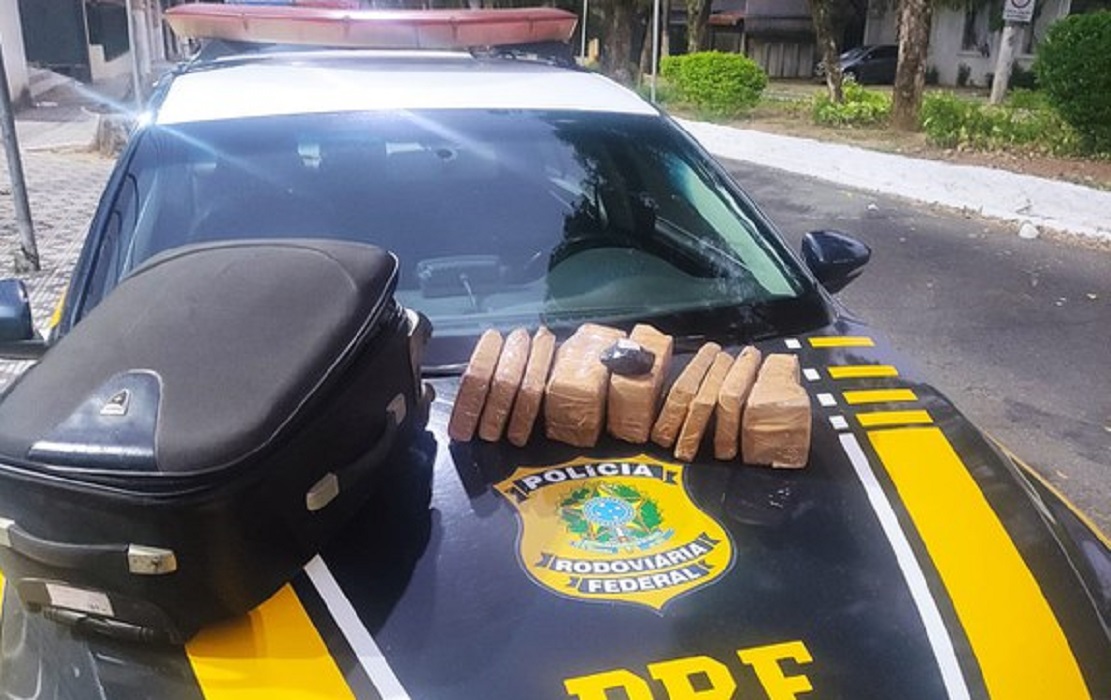 Mulher foi presa transportando 5kg de maconha na Dutra em Pinda