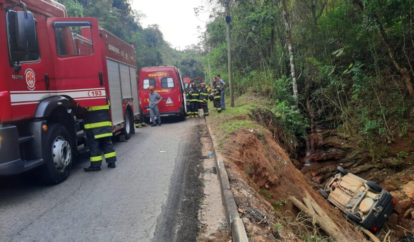 Carro acidentado após cair em córrego em Taubaté