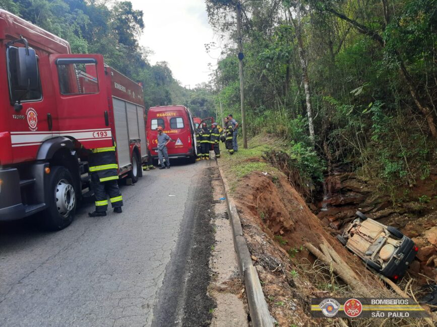 Carro acidentado após cair em córrego em Taubaté 