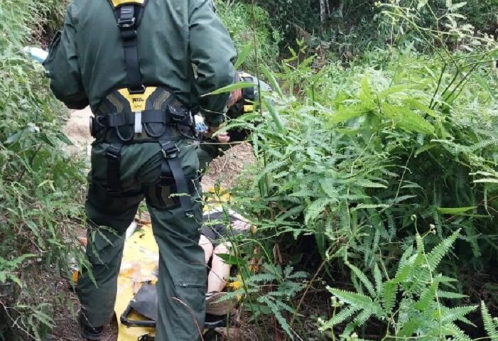 Águia é acionado para resgatar mulher em uma trilha em Ubatuba