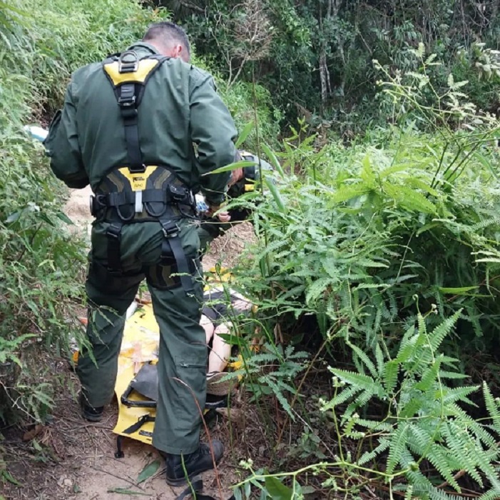 Águia é acionado para resgatar mulher em uma trilha em Ubatuba