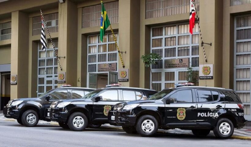 Viatudas da Polícia Civil em frente à sede da corporação em São Paulo. Governo de São Paulo abre concurso para contratar 3,5 mil policiais civis