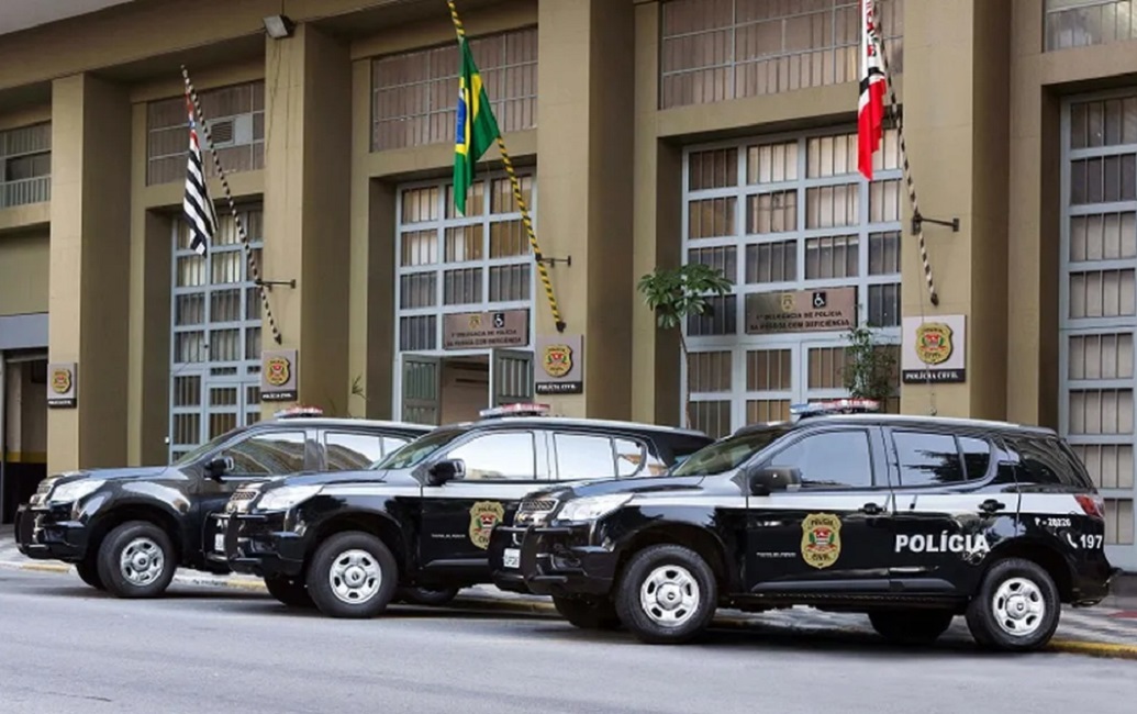 Viatudas da Polícia Civil em frente à sede da corporação em São Paulo. Governo de São Paulo abre concurso para contratar 3,5 mil policiais civis