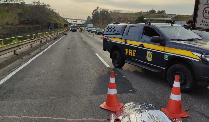 Pista com faixa interditada da Via dutra. Motociclista morre na Via Dutra, em São José dos Campos após colidir com caminhão