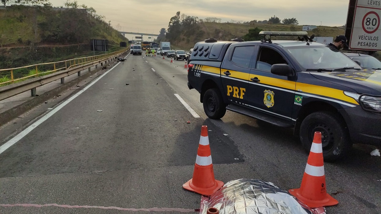 Pista com faixa interditada da Via dutra. Motociclista morre na Via Dutra, em São José dos Campos após colidir com caminhão